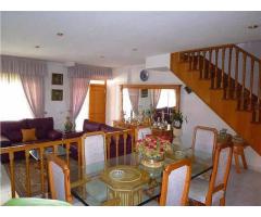 Chalet con suelos de parquet y jardín Coslada