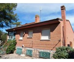 Chalet con garaje y suelos de gres Pelayos de la presa