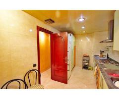 Piso con suelos de parquet y balcón Barcelona